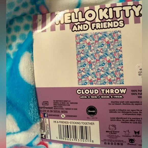 🎀Hello Kitty and Friends Cloud Throw Blanket Sticking Together NWT - Picture 4 of 4